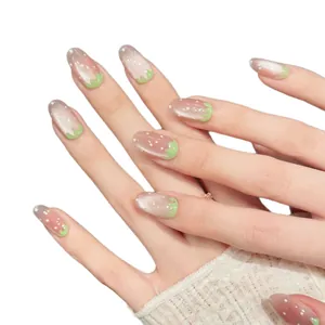 Faux ongles amande faits main avec base œil de chat rose et motif de feuilles de fraise