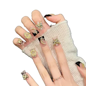 Luxuriöse schwarze French-Nägel zum Aufkleben mit goldenem 3D-Schmetterling und Perlen