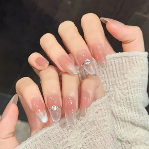 Mandelförmige rosa Ombré-Kunstnägel mit silbernem Katzenaugeneffekt und Strasssteinen