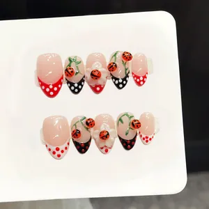 Handgefertigte Kunstnägel mit 3D-Marienkäfern, Blumen und Polka-Dot-French-Design