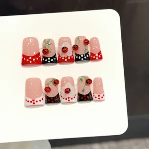 Detail von 10 handgefertigten Kunstnägeln mit 3D-Marienkäfern, Blumen und Punkten