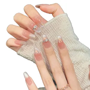 Cat-Eye-Nägel zum Aufkleben mit rosa Farbverlauf und silbernen Strasssteinen auf Weiß