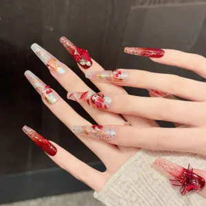 Rote Farbverlauf-Nägel mit 3D-Rosen, Strasssteinen und Schlangenmuster-Textur