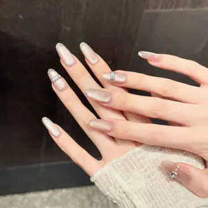 Unghie finte champagne cat eye con strass e punte French per un look elegante