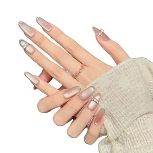 Unghie finte a mandorla cat-eye con perle e strass luccicanti in stile francese