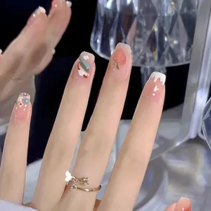 Faux ongles faits main avec motifs de nuages arc-en-ciel et pêches au fini brillant