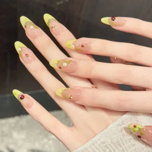Mandel-Kunstnägel mit gelben French-Tips sowie handgemalten Bienen- und Marienkäfer-Designs