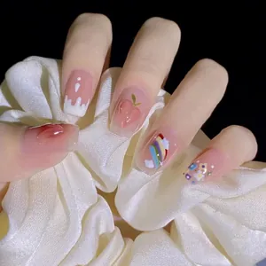 Détail de faux ongles pêche et nuage arc-en-ciel avec fleurs 3D et glaçage goutte