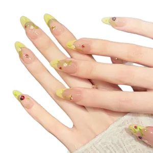Handgefertigte Mandel-Kunstnägel mit gelben French Tips, Marienkäfer- und Bienen-Dekor