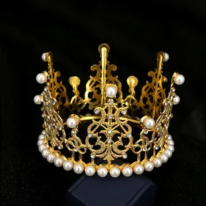 Couronne dorée élégante avec perles pour mariages sur un coffret à bijoux bleu
