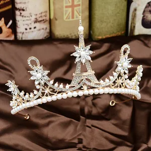 Couronne de mariée dorée avec Tour Eiffel et perles sur tissu en satin vintage