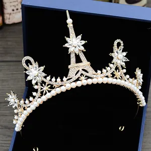 Couronne de mariée dorée avec perles et design tour Eiffel sur velours bleu profond