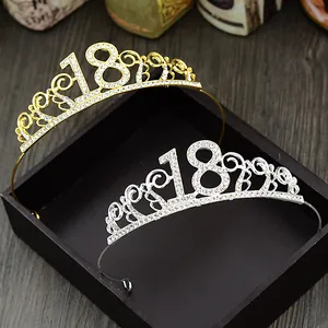 Detailansicht der Strass-Kronen-Haarbänder in Gold und Silber mit der Zahl 18
