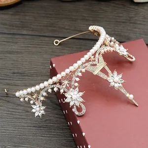 Diadème de mariée doré élégant avec perles et cristaux dans un coffret cadeau rouge