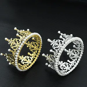 Détails de couronnes de gâteau en or et argent avec métal ciselé et perles blanches
