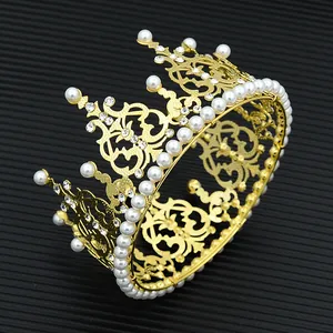 Détail de la couronne dorée avec incrustations de perles et motifs de volutes ciselés