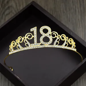 Detailansicht eines goldenen 18. Geburtstag Diadems mit weißen Straßsteinen in Box