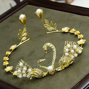 Eleganter goldener Schwanen-Haarreif mit Perlen und Blumen für Geburtstagstorten-Deko