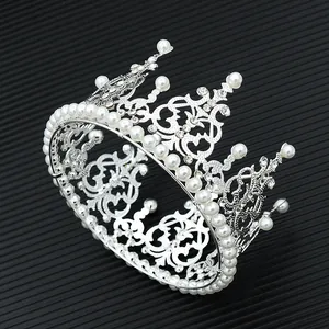 Vue détaillée d'une couronne en alliage argenté avec motifs ajourés et perles blanches de luxe