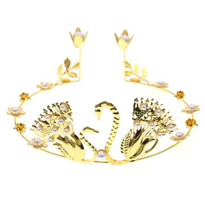 Eleganter goldener Schwanen-Haarreif mit weißen Perlen und Blumenblättern für Kuchendeko