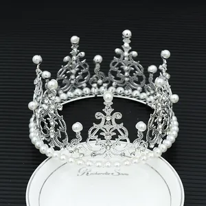 Couronne élégante en argent avec perles et strass pour décoration de gâteaux et fêtes de mariée