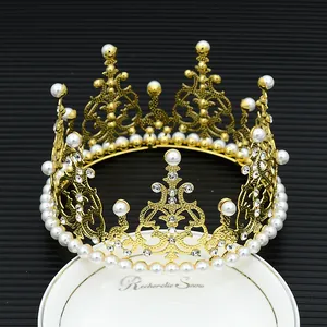 Détail macro d'une couronne dorée avec perles et strass sur un présentoir céramique