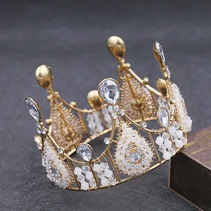 Détail d'une couronne dorée avec zircons en goutte et perles blanches pour filles