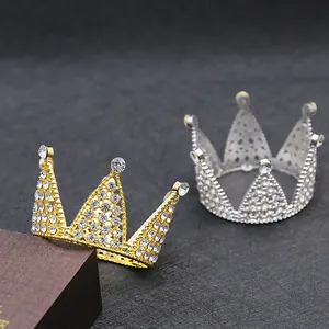 Gros plan de mini tiares couronnes dorées et argentées avec strass pour gâteaux