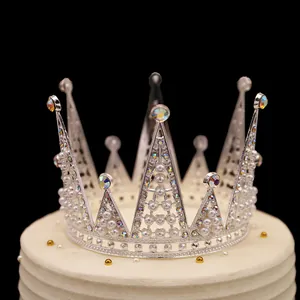 Corona di perle argentata per torta con strass e finitura lucida su sfondo nero