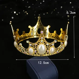 Diadème doré de style palais avec perles blanches et strass sur fond sombre
