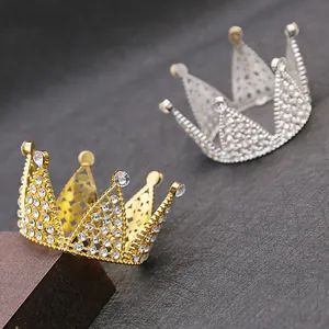 Gros plan détaillé de mini diadèmes dorés et argentés avec des strass brillants pour gâteau