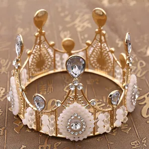 Couronne dorée avec cristaux et perles pour enfants sur un fond de style vintage