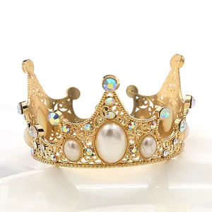 Détails de la couronne ajourée dorée avec perles blanches et strass multicolores