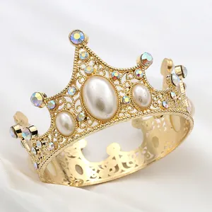 Vue macro d'une couronne vintage dorée avec perles élégantes et strass colorés
