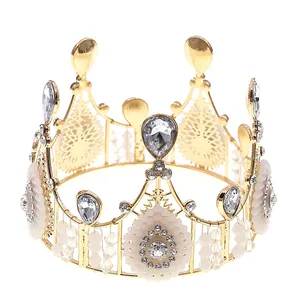 Couronne de princesse en alliage doré avec détails blancs et strass brillants sur blanc