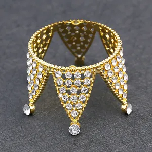 Détail macro d'un support en forme de couronne dorée avec strass pour décoration