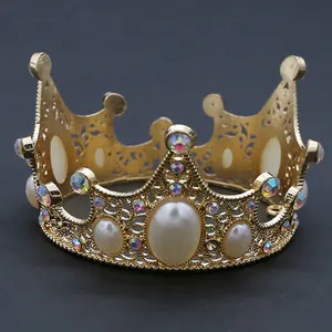 Vue détaillée d'une couronne dorée ajourée avec perles blanches et strass irisés