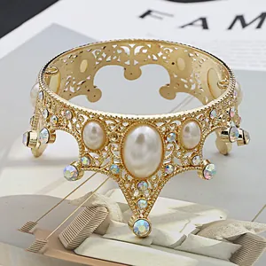 Vue macro d'une couronne vintage dorée avec perles ovales et strass multicolores