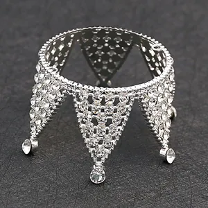 Vue macro d'une mini couronne argentée pour gâteau avec strass brillants sur fond gris