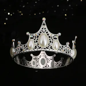Élégante couronne vintage en argent avec perles et strass colorés sur fond noir