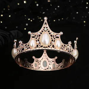 Couronne vintage en métal doré avec perles élégantes et strass colorés étincelants