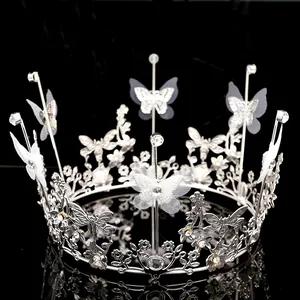 Elegante corona a farfalla in argento con strass su superficie riflettente nera