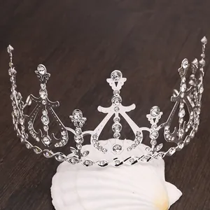 Detailansicht der silbernen Strass-Tiara auf Muschel mit funkelnden Kristallen