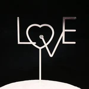 Décoration de gâteau LOVE argentée avec cœur et strass sur fond noir élégant