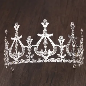 Elegantes silbernes Braut-Tiara mit funkelnden Kristallen auf Holz-Hintergrund