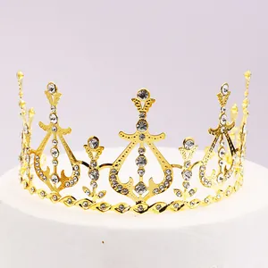 Eleganter goldener Strass-Herz-Kronenaufsatz für Kuchen und Brautaccessoires
