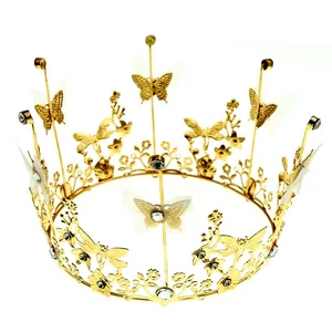 Elegante corona dorata con farfalle in pizzo e strass per decorazione di torte
