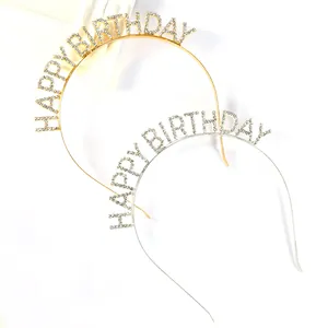 Gros plan de serre-têtes Happy Birthday en or et argent avec des strass brillants
