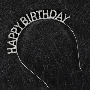 Détail du serre-tête argenté Happy Birthday en cristal pour gâteaux et fêtes d'anniversaire