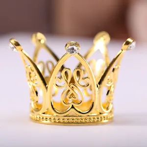 Vue macro d'une mini couronne dorée avec motifs en cœur et strass étincelants